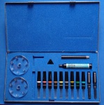 Colecionismo- Estojo de canetas nanquim !! antigo !! com 11 canetas + posição de corpo e apoio de penas e tinta nanquim !!! tamanho de 15X30 cm , não foi testado . proprio para desnhista recnico , arquitetos etc... ou artista de desenho ..