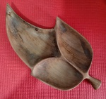 Arte e Decoração - Bandeja de petiscos !! em Forma de Folha !! com seprações para diferentes produtos !!  Ja foi lixada , falta encerar !! tamanho grande cerca de 40cm, x 22cm !!