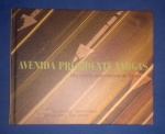 Livro- ` Avenida presidente Vargas  ` Um desfile pela História do Brasil !!! 207  pag. - CAPA DURA !! Exemplar da primeira edição /2010 !! Fotos dos desfiles militares as passeatas politicas !! Acervo cultural !! ! 