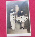 Cartofilia- 2 Crianças fantasia de Palhaços  de circo !! !! Raridade decada de 1940 / 50 !! !! 