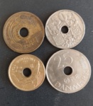 4 Moedas Estrangeiras !! Todas com furo no centro Paizes diversos !! lindas peças !! acervo de colecionador ! dificil de aparecer !!