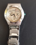 Relogio - Marca SWATCH Swiss !! pulseira metalica com 3 calendario no mostrador !! muito bonito , tipo Unisex !! muito tempo parado !! precisa de revisão ou conserto !! acervo de colecionador !! valor estimado de mercado cerca de 200, 00 Reais !!!