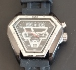 Relogio tipo Triangular mostrador com fundo preto !! pulseira preta em silicone !! tipo Transformer !! com calendario de dia do Mes !!