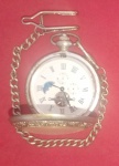 Relogio Modelo Tipo de Bolso !! com corrente e prendedor de camisa !! mostrador que tampa e abre !! fundo com visor para maquina visivel !! , mostrador numero Romanos !! mito tempo parado precisa revisão .... ou conserto !!