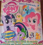 Album de figurinhas LITTE PONY !! 85 % completo !! edição do ano de 2012 !! dificil de aparecer !! alto valor de mercado !! valor de mercado completo cerca de 200,00 reais !! valor inicial pela metade !!