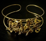 Pulseira em ouro amarelo 750, decorada com folhas, medindo 5,5x4,5cm, pesando 16,53g.