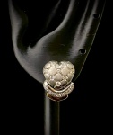 Brincos em ouro branco e amarelo 750, coração com diamantes, pesando 13,24g.