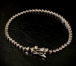 Pulseira tipo RIVIERA em ouro branco 750, com 17cm, com 56 diamantes 1,10 ct, pesando 6.18g.
