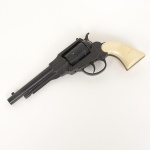 BRINQUEDO ITALIANO, um (1) antigo revolver de espoleta, Made in Italy by Edison Giocattoli, confeccionadoem ferro, cabo com detalhes em polímero nacarado, produzido em FI (Firenze  Florença), medindo 22 cmcomprimento, sinais de uso, vide foto.