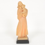 ARTE SACRA, uma (1) imaginária representando Madona com Menino, confeccionada em resina na tonalidadealabastro, assinada G. RUGGERI, medindo 33,5 cm altura, base do mesmo material na tonalidade preta, vide foto.
