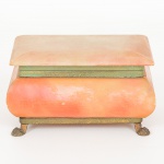 DIVERSOS, uma (1) caixa porta joia, confeccionada em alabastro, monture em bronze, pés em garras, selo parcialdando para identificar a origem ITALY, medindo 12 x 8 x 7 cm, vide foto.