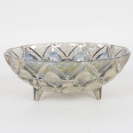 VIDRO, uma (1) fruteira com modelagem geometrizada, fundo pintado em tons de azul e mesclado, pés hexagonaisafinado para baixo, sinais de uso, vide foto.