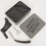 DIVERSOS, um (1) estojo para barba, cabelo e bigode, vendido pela IMAGINARIUM, confeccionado em folha deflandres com três itens: 1 tesoura; 1 pente e 1 navalhete, não aparenta ter sido usado, ideal para presente, vide foto.