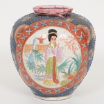 PORCELANA ORIENTAL, um (1) vaso bojudo com ornamentação pintada a mão em policromia, representandocena do gênero, elementos vegetalistas e outros adereços, arremates a ouro, sem marca de manufatura aparente,medindo 16 cm altura e 14,5 cm diâmetro, sinais de uso, vide foto.