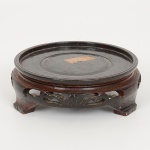 DIVERSOS, uma (1) peanha confeccionada em madeira torneada, ebanizada e entalhada com vazados, medindo10,5 cm diâmetro, sinais de uso, vide foto.