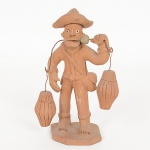 ARTE POPULAR, uma (1) escultura representando carregador de cabaças, arte figurativa da região do Alto doMoura, Caruaru, PE, modelada em barro e cozida, assinada em cavo MANUEL ANTÔNIO (contemporâneo de MestreVitalino), medindo 13 cm altura, vide foto.