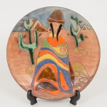 CERÂMICA, um (1) prato decorativo com ornamentação figurativa, esmaltação vidrada e policromada, assinado noverso ICIS, medindo 26,5 cm diâmetro, sinais de uso, vide foto.