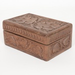 DIVERSOS, uma (1) caixa porta joias, confeccionada em madeira, entalhada em parras, medindo 15 x 10 x 6 cm,abertura basculante, interior com forração em tecido aveludado na tonalidade azul, sinais de uso, vide foto.