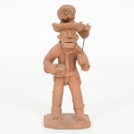 ARTE POPULAR, uma (1) escultura representando lavrador, arte figurativa da região do Alto do Moura, Caruaru,PE, modelada em barro e cozida, assinada em cavo MANUEL ANTÔNIO (contemporâneo de Mestre Vitalino),medindo 12,5 cm altura, vide foto.