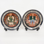 CERÂMICA, par (2) pratos decorativos pintados a mão em policromia, representando casal em trajes típicos Suíços,possivelmente da marca Kohler Biel Handerbeit, medindo 23,5 cm diâmetro, vide foto.