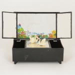 DIVERSOS, uma (1) caixa porta joias com dispositivo musical a corda e funcionando, confeccionada em polímero eoutros materiais, interior espelhado com paisagem lacustre policromada e cisnes imantados que rodam quando a músicatoca, Made in China, tampa ornada com flores e borboletas, medindo 17 x 10 x 6,5 cm, vide foto.