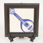 AZULEJO, um (1) pintado a mão representando Guitarra Portuguesa (alaude), tonalidade azul sobre fundo branco,produzido para o EL CORTE INGLÊS, Portugal, moldura em madeira, medindo 19,5 x 19,5 cm, para ornar parede, videfoto.