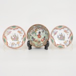 PORCELANA E FAIANÇA, três (3) itens: 1 tigela com ornamentação policromada pintada a mão, representandogalos, geométricos, elementos vegetalistas, pássaros e borboletas, marca de origem MACAU em legenda e caracteres,bicado acentuado na borda, medindo 11,5 cm diâmetro; 2 (par) pires descasados sem as xícaras, ornamentaçãopolicromada dita chinoire, marca TIMOR U&C SARREGUEMINES, sendo uma quebrada e colada e outra com bicadoacentuado na borda, medindo 11 cm diâmetro, sinais de uso, vide foto.