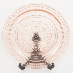 VIDRO, um (1) prato de bolo, tonalidade salmão, translúcido, modelagem em esferas e caneluras, bicado na borda,medindo 32 cm diâmetro, sinais de uso, vide foto.