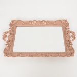 ESPELHO, um (1) retangular, moldura confeccionada em polímero, vazada em conchas, volutas e perolados,medindo 40 x 25,5 cm, vide foto.