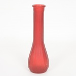 VIDRO, um (1) vaso solifleur com modelagem canelada na vertical, pintado na tonalidade cereja sobre incolor,translúcido, medindo 21,5 cm altura, sinais de uso, vide foto.