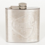 DIVERSOS, um (1) spirit flask com propaganda do whisky Grant s, formato anatômico, tampa rosqueável,confeccionada em aço inox, capacidade 6 oz. (177,44 ml), medindo 11 cm altura, sinais de uso, vide foto.