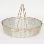 METAL PRATEADO, uma (1) fruteira com alças, confeccionada em aramado vergado e trançado, recipiente emvidro, incolor e translúcido, medindo 27 cm diâmetro, sinais de uso, vide foto.