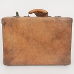 DIVERSOS, uma (1) antiga mala para viagem, rígida, confeccionada em couro e outros materiais, parte interna comforração em tecido, selo da MALAS ZAMARIAM, (Pedro Zamariam & Filhos, Rua José Bonifácio 854, Mococa, SP),medindo 40 x 28 x 13 cm, sinais de uso, vide foto.