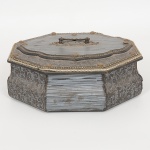 DIVERSOS, uma (1) caixa porta joias, octogonal, confeccionada em madeira, apliques variados em papel e metal,medindo 24 cm diâmetro, sinais de uso, vide foto.
