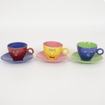 PORCELANA, três (3) xícaras para café, modeladas e pintadas na forma de rosto, tonalidades variadas, sem marcade manufatura aparente, vide foto.