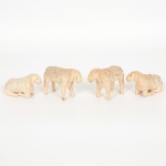 ESCULTURAS, quatro (4) representando ovelhas, confeccionadas em cerâmica e esmaltadas na tonalidade creme,pequenas perdas, medindo em média 9 cm, sinais de uso, vide foto.