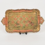 DIVERSOS, uma (1) bandeja confeccionada em madeira prensada, ornamentação floral policromada com douração,falhas e sinais de uso, medindo 40,5 x 22,5 cm, vide foto.