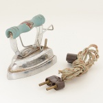 DIVERSOS, um (1) pequeno ferro de viagem para passar roupa, marca FAET (Fabrica de Aparelhos EletroTérmicos S/A, Rua Barão de Petrópolis 347, Rio de Janeiro), 120 volts, cabo em madeira na tonalidade azul, medindo11 x 6 x 9 cm, usado, não testado e sem garantia, vide foto.