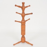 MOBILIÁRIO, uma (1) miniatura de cabideiro de pé ou criado mudo, para casa de bonecas ou mostruário demascate, confeccionado em madeira torneada, medindo 30 cm altura, vide foto.