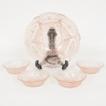 VIDRO, conjunto com cinco (5) itens: 1 saladeira e 4 taças, tonalidade salmão, translúcidas, modelagem emperolados e geométricos, medindo respectivamente 22,5 cm diâmetro e 11,5 cm diâmetro, sinais de uso, vide foto.