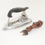 DIVERSOS, um (1) ferro elétrico para viagem, marca GLOBE-TROTTER FALKS, Made in England, bivolt, cabodobrável em baquelite ou símile, medindo 18 x 9,5 x 9 cm, acompanha um cabo de extensão com 2 metrosaproximadamente, usado, não testado e sem garantia, vide foto.