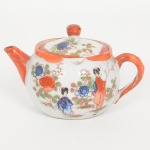 PORCELANA JAPONESA, um (1) antigo e pequeno bule, ornamentação policromada pintada a mão com cena dogênero, origem KUTANI, marcado em caracteres com exaltação ao Japão DAI NI PON (Grande Japão), além da marcado fabricante, alguns caracteres com falhas, medindo 6,5 cm altura e 7,5 cm diâmetro mais a alça e o bico, sinais de uso,vide foto.