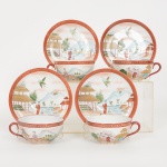 PORCELANA JAPONESA, quatro (4) xícaras para chá, pintadas a mão em policromia, representando paisagemlacustre com figuras, pagodes, pássaros, montanhas e elementos vegetalistas, padrão IMARI ou KUTANI, marcaOSAKA, ideais para coleção de cristaleira, vide foto.