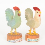 ESCULTURAS, duas (2) representando galo, tonalidade muda de acordo com o tempo, uma ou ambas de origemportuguesa, medindo em média 11 cm altura, sinais de uso, vide foto.