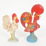 ESCULTURAS, duas (2) distintas representando Galo de Barcelos, confeccionadas em cerâmica, policromadas,medindo a maior delas 24 cm altura, a menor quebrada e colada, sinais de uso, vide foto.