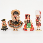 BRINQUEDOS, quatro (4) dentre bonecas e boneco, todos souvenires de locais variados: Escócia, Itália, México,etc., dois deles com olhos pendulares, medindo a maior 17 cm, sinais de uso, vide foto.