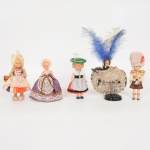 BRINQUEDOS, cinco (5) bonecas souvenires locais variados: Bruxelas, Inglaterra, França, Alemanha, etc.,confeccionadas em materiais variados, com trajes típicos, medindo a maior 24 cm altura, vide foto.