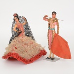 BRINQUEDOS, duas (2) bonecas souvenires da espanha, confeccionadas em materiais variados, com trajes típicos,medindo a maior 18 cm altura, vide foto.