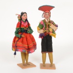 BRINQUEDOS, duas (2) bonecas souvenires dos Andes, confeccionadas em materiais variados, com trajes típicos,medindo a maior 23 cm altura, vide foto.