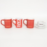 PORCELANA, quatro (4) itens com propaganda da NESCAFÉ: 3 canecas, uma delas com fio de cabelo ou trinca naparte interna, a menor delas com bicado na borda; 1 xícara, todos os itens com sinais de uso, vide foto.